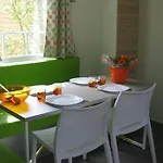 캠프장 Mobil-home Confortable Avec Terrasse Pour 6 Personnes - Api-1-52-523 *