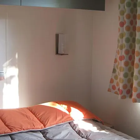 Mobil-home Confortable Avec Terrasse Pour 6 Personnes - Api-1-52-523 *