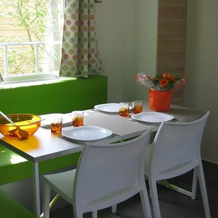 营地 Mobil-home Confortable Avec Terrasse Pour 6 Personnes - Api-1-52-523 *