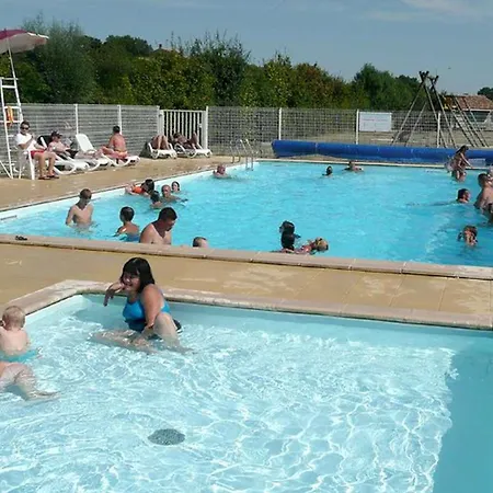 אתר קמפינג Mobil-home Confortable Avec Terrasse Pour 6 Personnes - Api-1-52-523 *