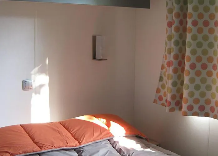 Mobil-home Confortable Avec Terrasse Pour 6 Personnes - Api-1-52-523 *