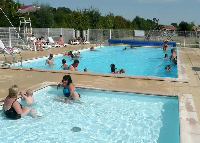 אתר קמפינג Mobil-home Confortable Avec Terrasse Pour 6 Personnes - Api-1-52-523 *